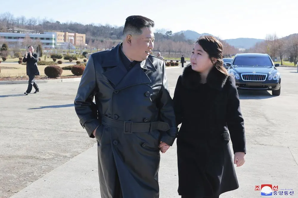 Nhà lãnh đạo Triều Tiên Kim Jong-un và con gái trò chuyện trong lúc đi đến địa điểm chụp ảnh cùng với những người tham gia vận hành vụ phóng Hwasong-17. Ảnh: KCNA. Nhà lãnh đạo Triều Tiên Kim Jong-un và con gái trò chuyện trong lúc đi đến địa điểm chụp ảnh cùng với những người tham gia vận hành vụ phóng Hwasong-17. Ảnh: KCNA.