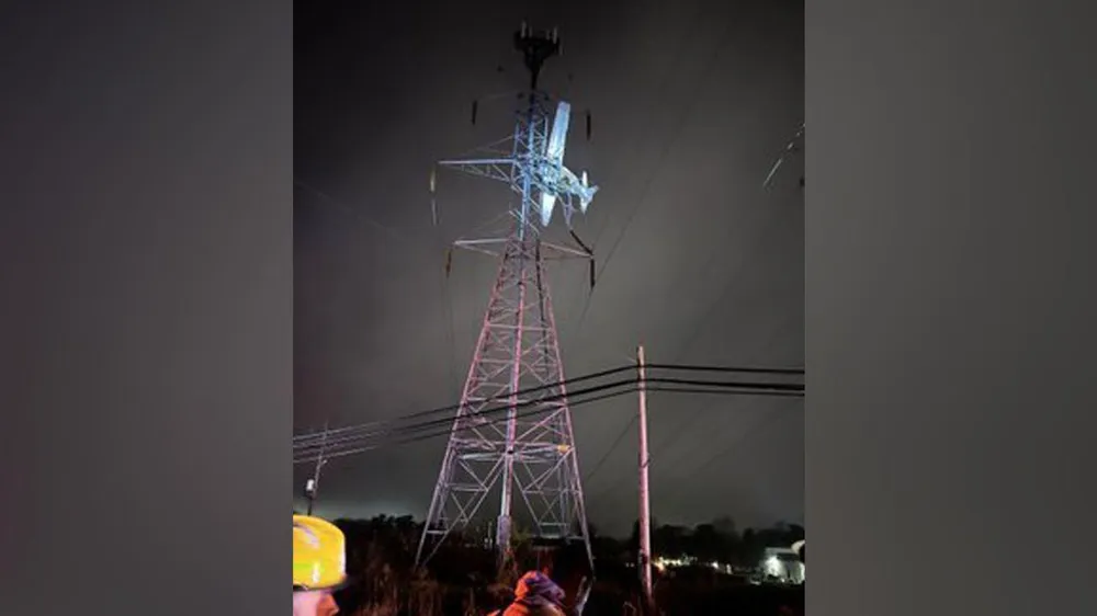 Máy bay bị treo lơ lửng trên cột điện với độ cao hơn 100 feet (hơn 30m). ẢNH: CNN Máy bay bị treo lơ lửng trên cột điện với độ cao hơn 100 feet (hơn 30m). ẢNH: CNN