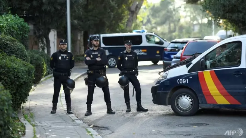 Cảnh sát Tây Ban Nha tiếp cận hiện trường khi xảy ra vụ nổ "bom thư" tại Đại sứ quán Ukraine ở thủ đô Madrid. ẢNH: AFP Cảnh sát Tây Ban Nha tiếp cận hiện trường khi xảy ra vụ nổ "bom thư" tại Đại sứ quán Ukraine ở thủ đô Madrid. ẢNH: AFP