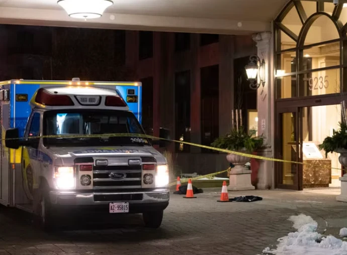 Xe cứu thương tại hiện trường vụ xả súng chung cư thủ phủ Toronto, thuộc tỉnh Ontario, Canada. Ảnh: AP