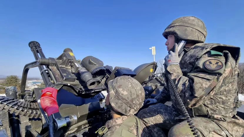 Binh sĩ Hàn Quốc vận hành pháo tự động trong cuộc tập trận hôm 29-12. Ảnh: BỘ QUỐC PHÒNG HÀN QUỐC Binh sĩ Hàn Quốc vận hành pháo tự động trong cuộc tập trận hôm 29-12. Ảnh: BỘ QUỐC PHÒNG HÀN QUỐC