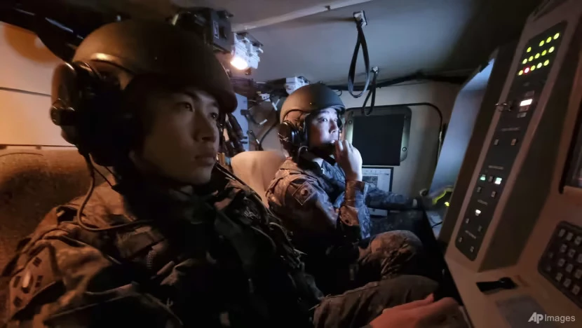 Binh sĩ Hàn Quốc vận hành hệ thống tên lửa đất đối không tầm ngắn trong cuộc tập trận hôm 29-12. Ảnh: BỘ QUỐC PHÒNG HÀN QUỐC Binh sĩ Hàn Quốc vận hành hệ thống tên lửa đất đối không tầm ngắn trong cuộc tập trận hôm 29-12. Ảnh: BỘ QUỐC PHÒNG HÀN QUỐC