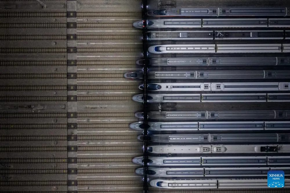 Ảnh chụp từ trên cao cho thấy các toa tàu ở nhà ga Vũ Hán, tỉnh Hồ Bắc, Trung Quốc sẵn sàng phục vụ hành khách về quê sáng 8-1. Ảnh: TÂN HOA XÃ