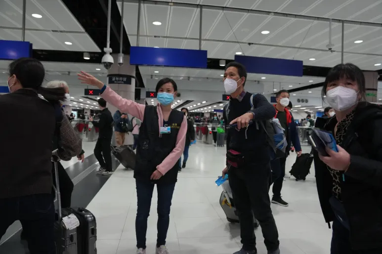 Nhân viên hải quan hướng dẫn du khách tại trạm kiểm tra quận Phúc Điền, Thâm Quyến, Trung Quốc trong sáng 8-1. Ảnh: SOUTH CHINA MORNING POST