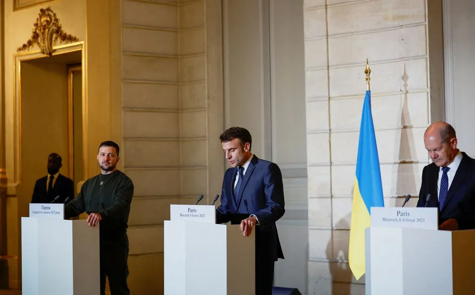 Tổng thống Zelensky cùng Tổng thống Macron và Thủ tướng Scholz trong cuộc họp báo. Ảnh: CNN