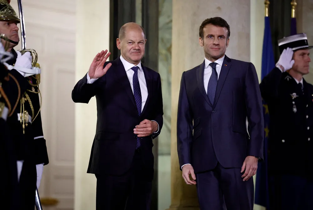 Tổng thống Pháp Emmanuel Macron (bên phải) và Thủ tướng Đức Olaf Scholz chuẩn bị cho cuộc hội đàm ba bên với ông Zelensky. Ảnh: CNN