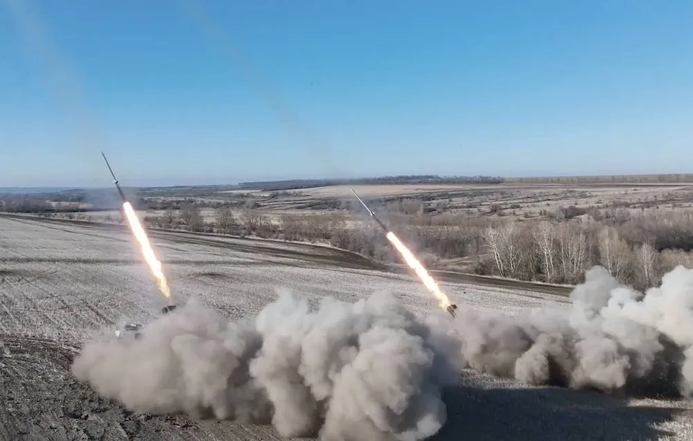 Bộ binh Nga phóng tên lửa từ hệ thống tên lửa bắn loạt (MLRS) vào vị trí phòng vệ của quân Ukraine. Ảnh: TASS Bộ binh Nga phóng tên lửa từ hệ thống tên lửa bắn loạt (MLRS) vào vị trí phòng vệ của quân Ukraine. Ảnh: TASS
