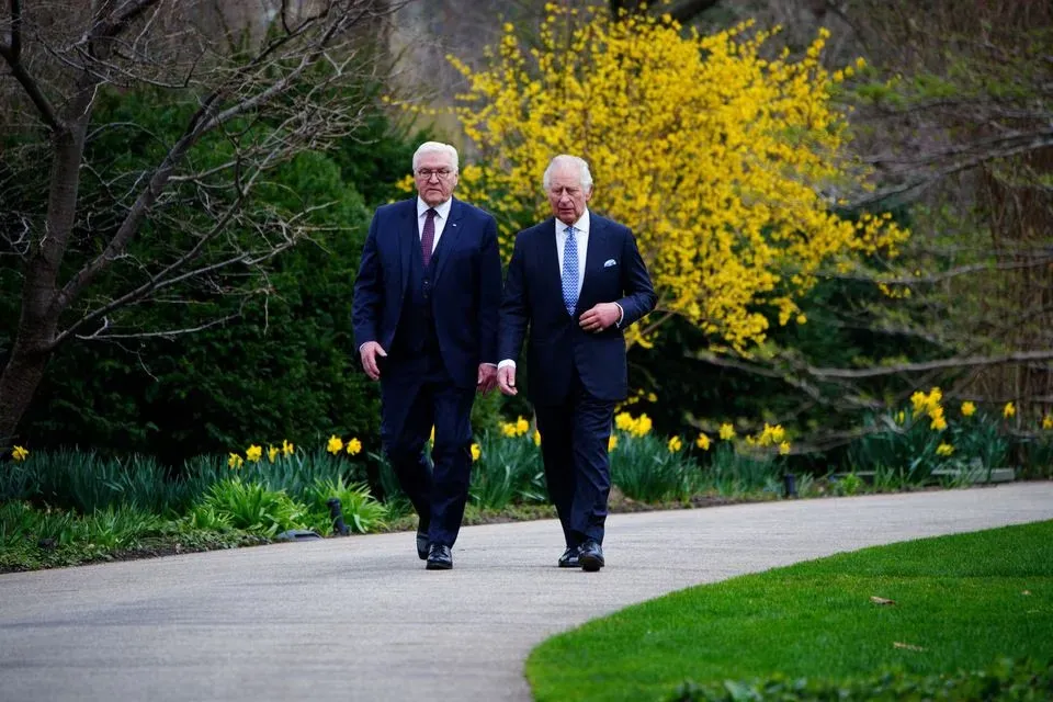 Tổng thống Đức Frank-Walter Steinmeier (bên trái) đi cùng Vua Charles III. Ảnh: REUTERS