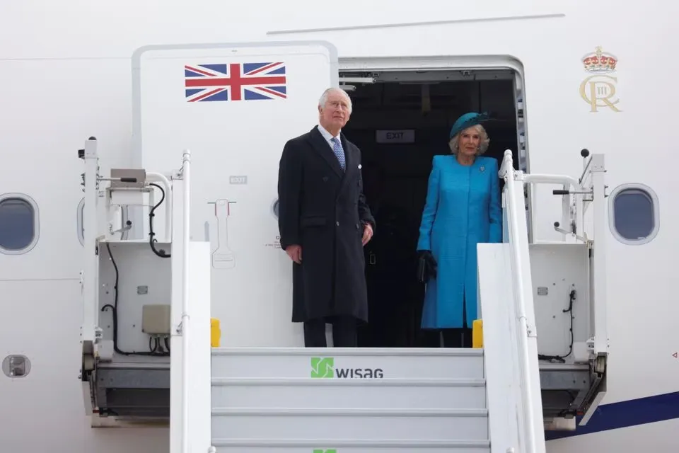 Vua Charles III và Hoàng hậu Camilla xuống máy bay tại sân bay thủ đô Berlin, Đức. Ảnh: REUTERS
