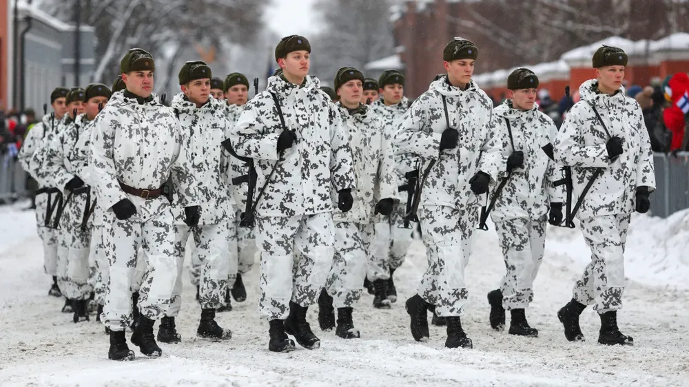 Lực lượng vũ trang Phần Lan diễu hành tại tỉnh Hamina (phía đông thủ đô Helsinki). Ảnh: AP