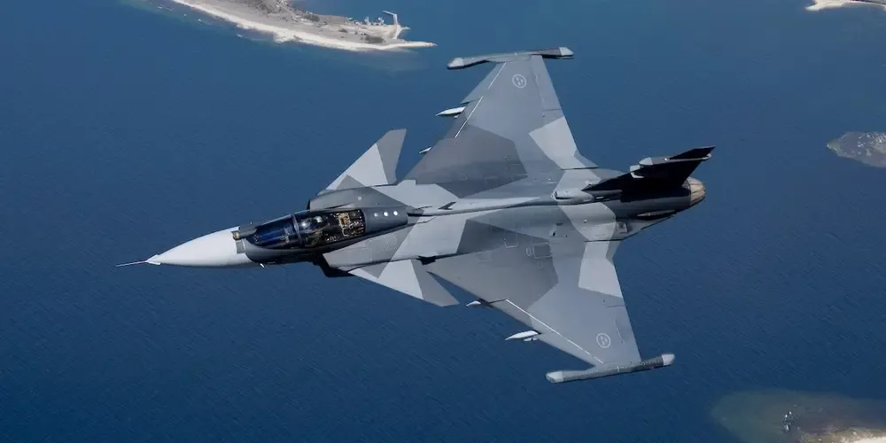 Một chiếc Gripen của Thụy Điển bay trên bầu trời biển Baltic. Ảnh: REUTERS Một chiếc Gripen của Thụy Điển bay trên bầu trời biển Baltic. Ảnh: REUTERS