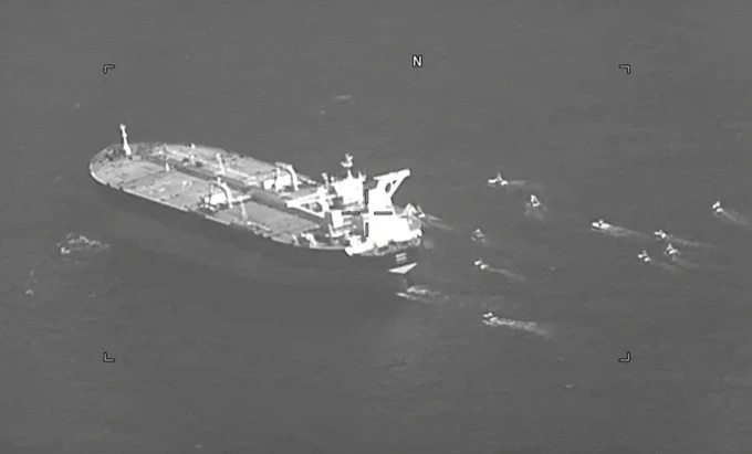 Quân đội Iran bắt giữ một tàu chở dầu tại eo biển Hormuz trong tối 3-5. Ảnh: AP