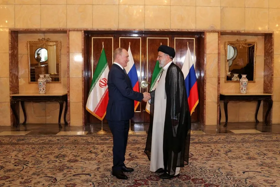 Tổng thống Nga Vladimir Putin (bên trái) và Tổng thống Iran - Ebrahim Raisi trong một cuộc gặp hồi tháng 7-2022. Ảnh: REUTERS