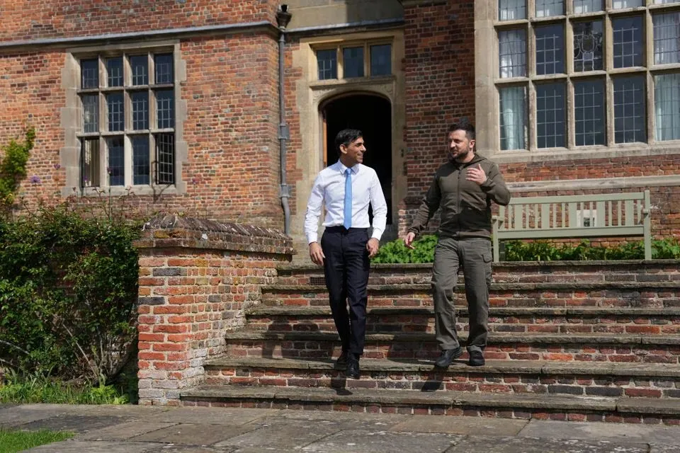 Tổng thống Ukraine - Volodymyr Zelensky (bên phải) và Thủ tướng Anh Rishi Sunak tại tại dinh thự Chequers (tây bắc thủ đô London). Ảnh: REUTERS