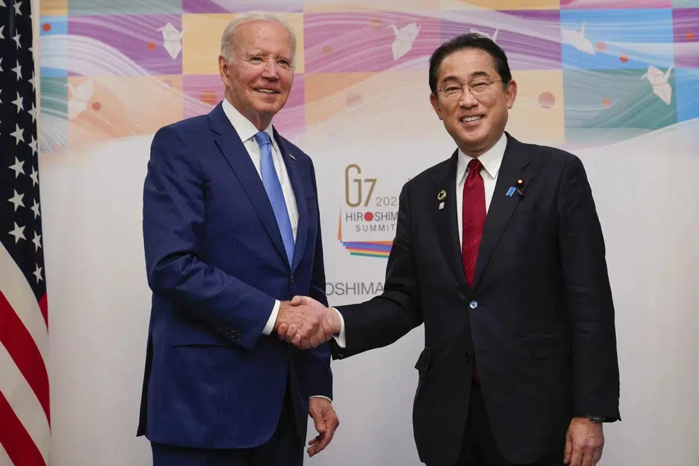 Tổng thống Mỹ Joe Biden và Thủ tướng Nhật Fumio Kishida trong cuộc gặp hôm 18-5. Ảnh: AP