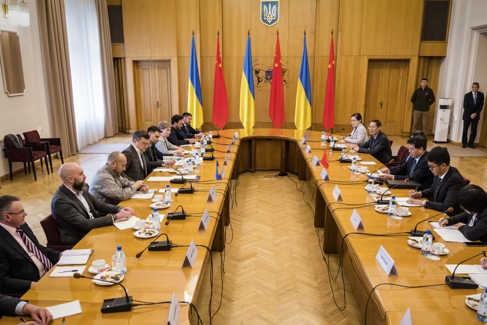 Phái đoàn của đặc phái viên Trung Quốc về các vấn đề Á-Âu Lý Huy và các nhà ngoại giao của Ukraine trong cuộc gặp để tìm giải pháp chính trị cho vấn đề khủng hoảng tại Ukraine hôm 17-5. Ảnh: AFP