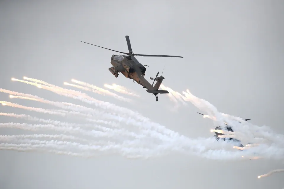 Trực thăng AH-64 Apache của quân đội Hàn Quốc thả pháo sáng trên trời. Ảnh: REUTERS