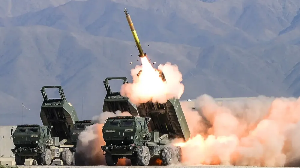 Quân Mỹ phóng tên lửa từ hệ thống pháo phản lực bắn loạt cơ động cao (HIMARS). Ảnh: WISCONSIN NATIONAL GUARD