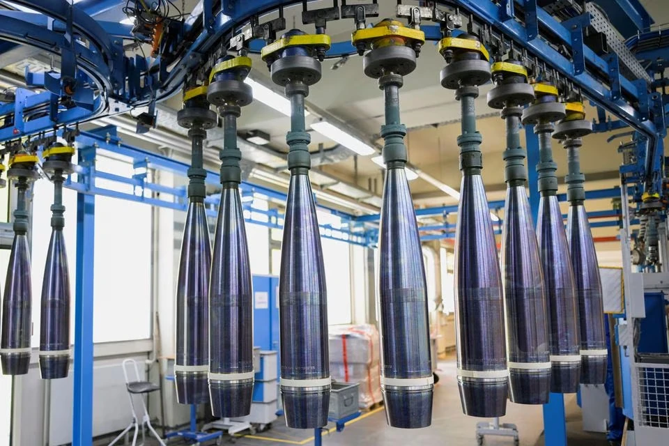 Hình ảnh dây chuyền sản xuất đạn pháo loại 155 mm tại nhà máy nhà máy sản xuất vũ khí Rheinmetall (Đức). Ảnh: REUTERS