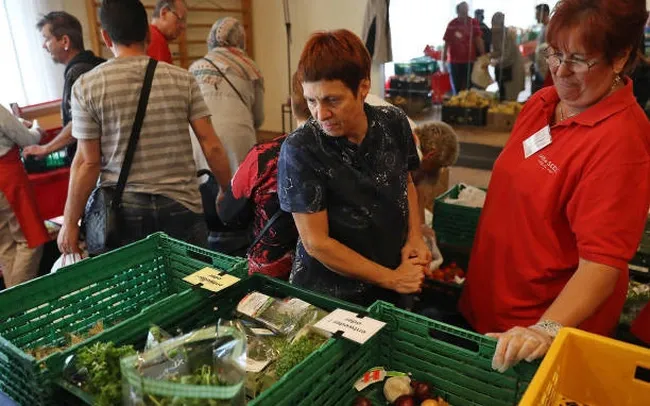 Người dân Đức mua thực phẩm. Ảnh: GETTY IMAGES