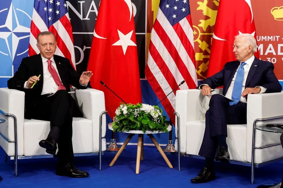 Tổng thống Mỹ Joe Biden (bên phải) và Tổng thống Thổ Nhĩ Kỳ Recep Tayyip Erdogan gặp nhau tại hội nghị thượng đỉnh NATO ở thủ đô Madrid (Tây Ban Nha) hồi tháng 6-2022. Ảnh: REUTERS