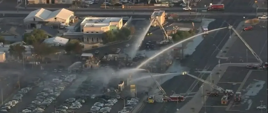 Hàng chục ô tô đỗ gần bồn khí propan cũng bị cháy đen. Ảnh: CBS NEWS