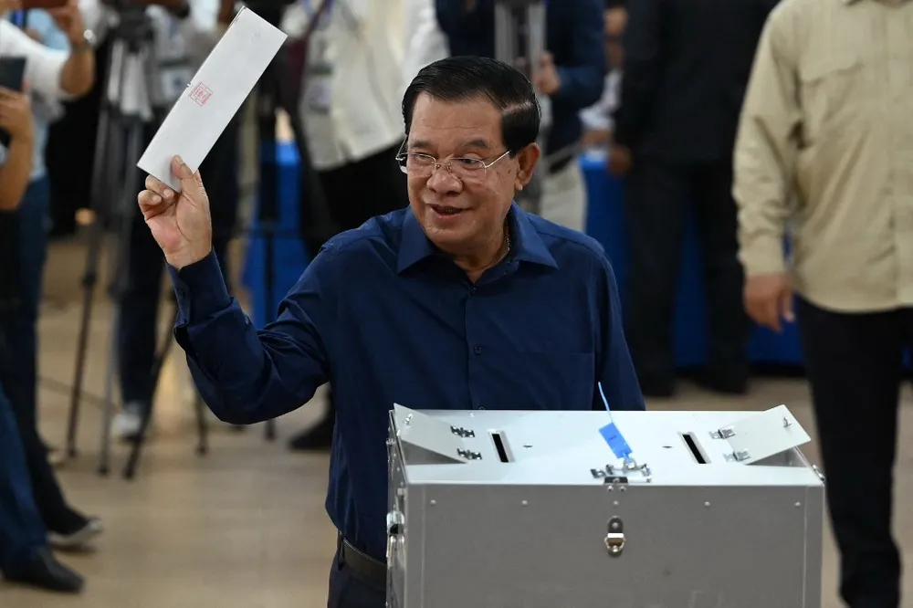 Thủ tướng Campuchia - ông Hun Sen đi bỏ phiếu vào sáng 23-7. Ảnh: AFP