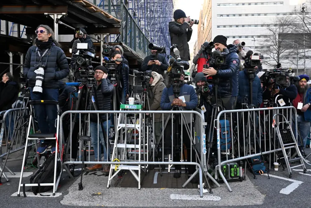 Truyền thông bên ngoài tòa án ở Manhattan, bang New York (Mỹ) vào hôm 4-4 - thời điểm ông Trump đến trình diện trước tòa vì cáo buộc làm sai lệch hồ sơ kinh doanh. Ảnh: NEW YORK POST Truyền thông bên ngoài tòa án ở Manhattan, bang New York (Mỹ) vào hôm 4-4 - thời điểm ông Trump đến trình diện trước tòa vì cáo buộc làm sai lệch hồ sơ kinh doanh. Ảnh: NEW YORK POST