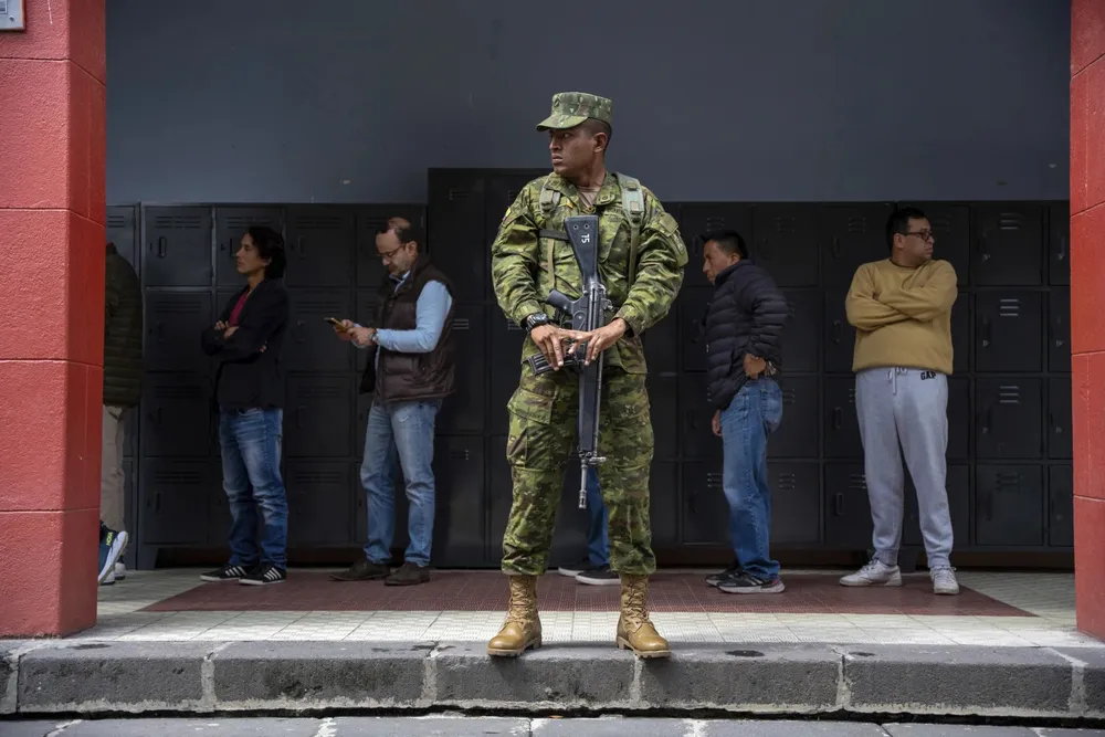 Binh sĩ túc trực tại một điểm bầu cử tổng thống Ecuador ngày 20-8. Ảnh: AP Binh sĩ túc trực tại một điểm bầu cử tổng thống Ecuador ngày 20-8. Ảnh: AP
