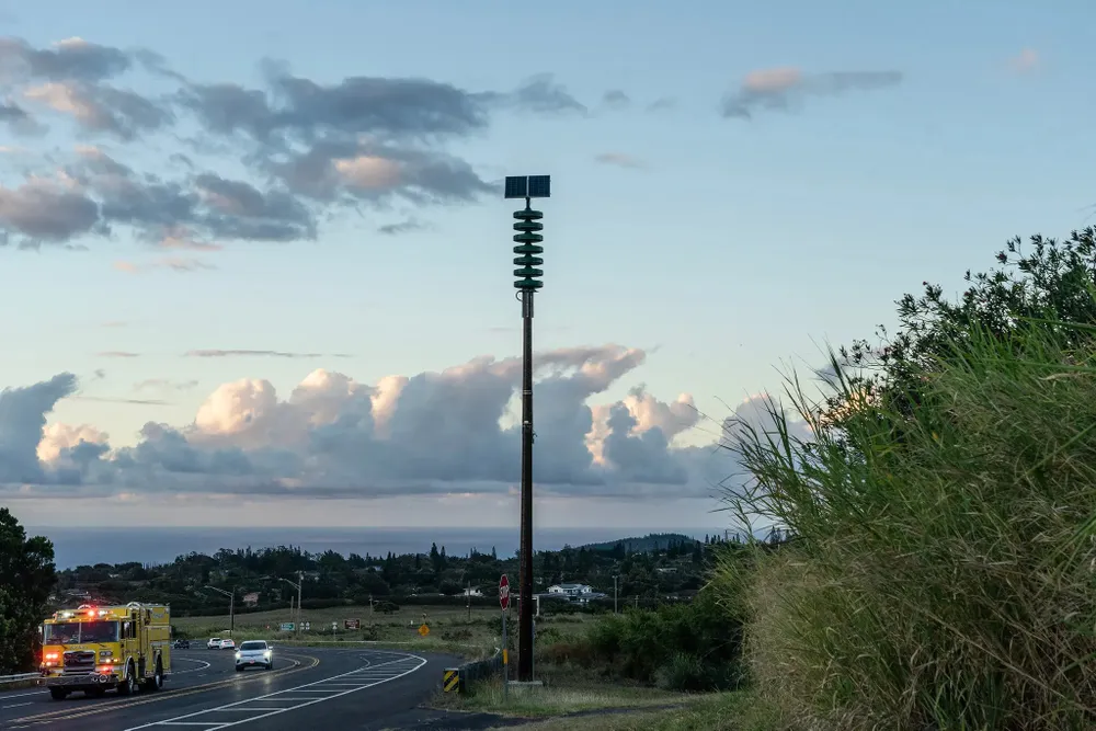 Một cột gắn còi báo động trên đảo Maui, bang Hawaii (Mỹ). Ảnh: THE NEW YORK TIMES Một cột gắn còi báo động trên đảo Maui, bang Hawaii (Mỹ). Ảnh: THE NEW YORK TIMES