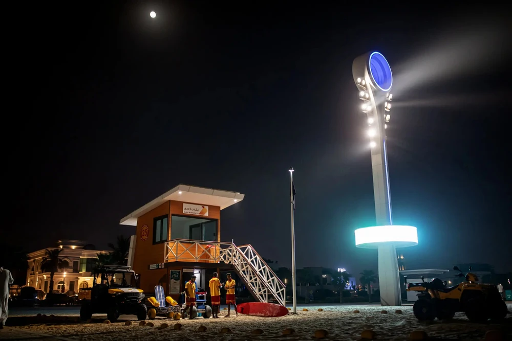 Lực lượng cứu hộ và đèn chiếu sáng tại một bãi biển ở Dubai (Các Tiểu vương quốc Ả Rập Thống nhất). Ảnh: THE NEW YORK TIMES
