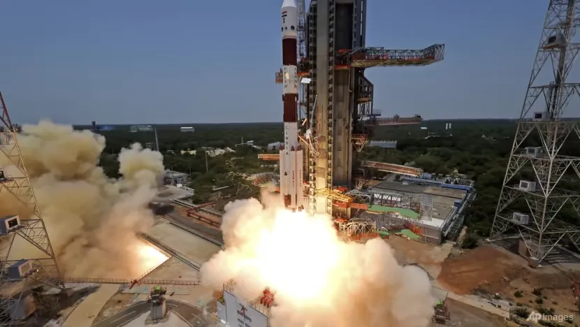 Tàu thăm dò Aditya-L1 được phóng đi từ Trung tâm vũ trụ Satish Dhawan (bang Andhra Pradesh, miền nam Ấn Độ) hôm 2-9. Ảnh: AFP