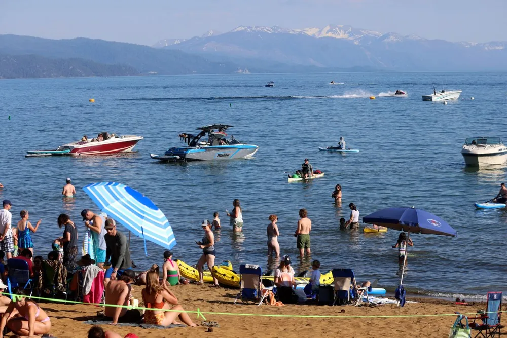 Du khách tại một bãi tắm ở hồ Tahoe vào tháng 6. Ảnh: GETTY IMAGES Du khách tại một bãi tắm ở hồ Tahoe vào tháng 6. Ảnh: GETTY IMAGES