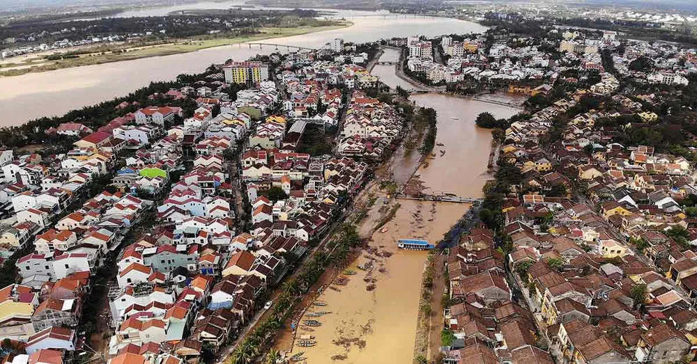Phố cổ Hội An, Quảng Nam sau khi bị bão Molave quét qua vào năm 2020. Ảnh: AFP Phố cổ Hội An, Quảng Nam sau khi bị bão Molave quét qua vào năm 2020. Ảnh: AFP