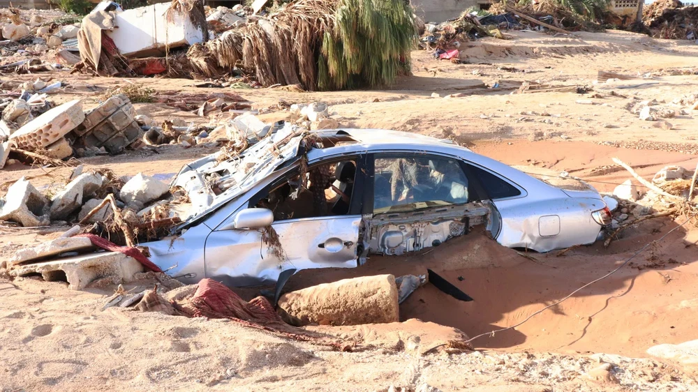 Một ô tô bị đất cát nhấn chìm tại thành phố Derna (Libya). Ảnh: ANADOLU AGENCY