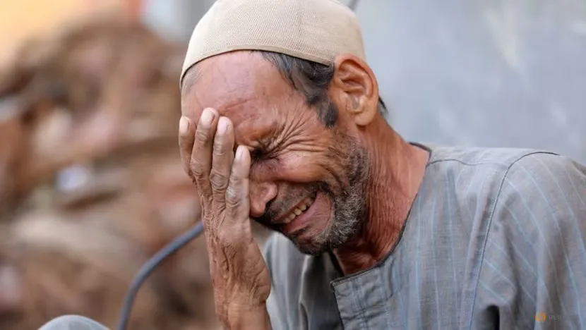 Khóc thương thân nhân thiệt mạng do lũ lụt tại Libya. Ảnh: REUTERS 2023-09-14t093104z_2_lynxmpej8d06z_rtroptp_3_libya-storm-egypt.jpg