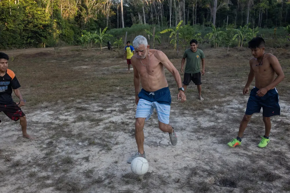Ông Jair Candor cùng các cộng sự sinh sống trong rừng. Ảnh: The New York Times 25cli-braziltracker-profile-02-jfbh-superJumbo.jpg