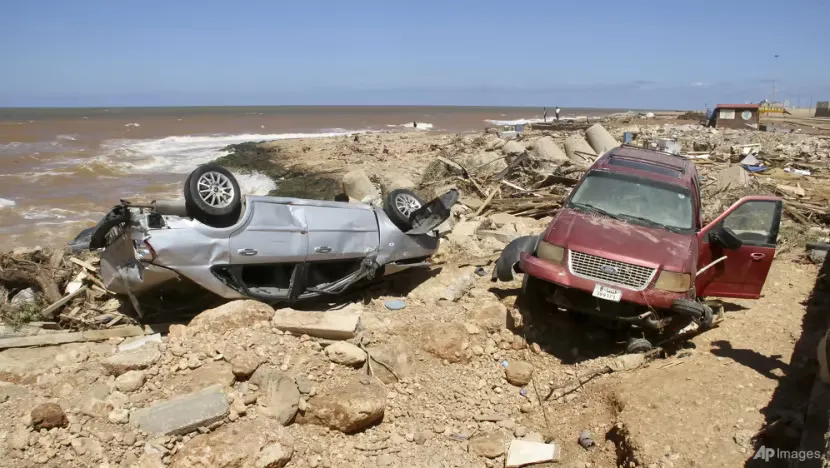 Các phương tiện bị hư hại sau khi lũ lụt quét qua TP Derna (Libya). Ảnh: AP libya_flooding_11341.jpg