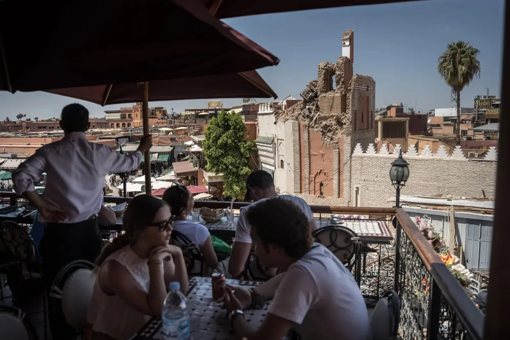 Ngọn tháp của Nhà thờ Hồi giáo Kharbouch ở TP Marrakesh (Morocco) bị sập hoàn toàn sau trận động đất. Ảnh: THE NEW YORK TIMES 17morocco-heritage-print-01-khfm-superJumbo.jpg