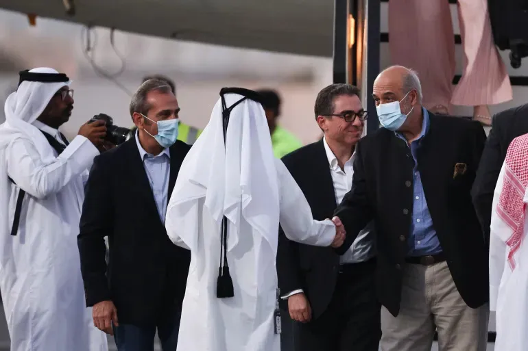 Ông Siamak Namazi, ông Morad Tahbaz và ông Emad Shargi (áo đen) - 3 trong số 5 công dân Mỹ được Iran trả tự do đến sân bay Doha (Qatar). Ảnh: REUTERS 2023-09-18T150100Z_352638235_RC22B3A1WAJZ_RTRMADP_3_IRAN-USA-DETAINEE-1695049608.jpg