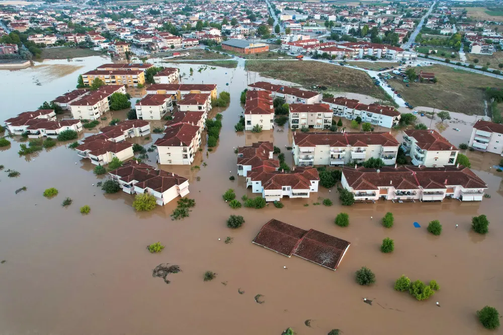Lũ lụt ở ngoại ô thành phố Larissa (Hy Lạp) vào tháng 9. Ảnh: REUTERS 16climate-anxiety-dispatch-ckgl-superJumbo.jpg