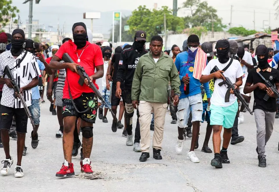 Ông Jimmy Cherizier dẫn đầu băng đảng của mình xuống đường tại Port-au-Prince hôm 19-9. Ảnh: REUTERS 379484623_986430962640769_5604638720546728663_n.png