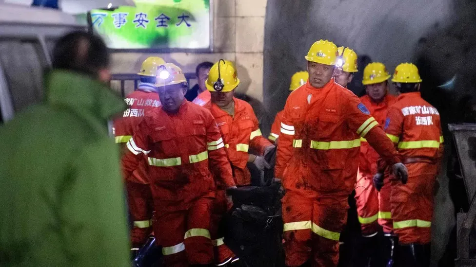 Nhân viên cứu hộ tại một vụ cháy mỏ than ở Trung Quốc vào năm 2019. Ảnh: AFP _110195691_hi058092704.jpg.jpg