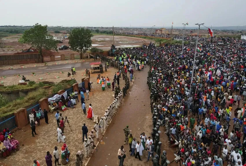 Người biểu tình gần căn cứ quân sự Pháp ở Niger hôm 2-9. Ảnh: REUTERS 2023-09-02t193514z-842682219-rc2g03aplv0x-rtrmadp-3-niger-security-1693718705-3519.jpg.jpg