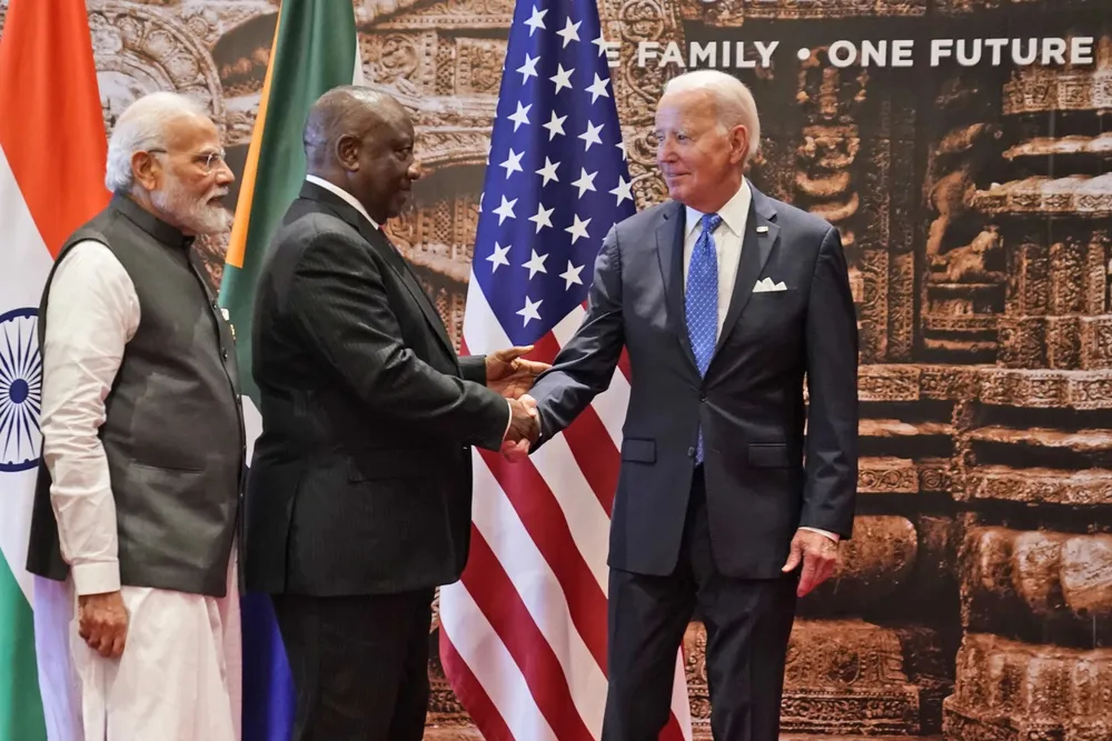 Tổng thống Nam Phi - ông Cyril Ramaphosa (giữa) cùng Tổng thống Mỹ Joe Biden (phải) và Thủ tướng Ấn Độ Narendra Modi tại Hội nghị thượng đỉnh G20 hôm 9-9. Ảnh: AP download (18) (1).jpg