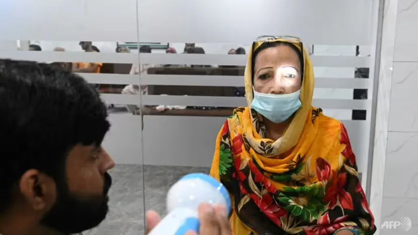 Bác sĩ khám mắt cho một bệnh nhân tại tỉnh Punjab (Pakistan) vào ngày 27-9. Ảnh: AFP 9f045e75ea6e657ff9ffb8c16617e47a433b172c.jpg
