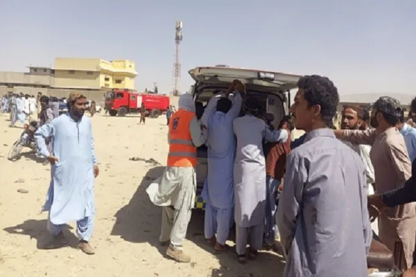 Lực lượng cứu hộ quận Mastung (tỉnh Balochistan, Pakistan) đưa người bị thương tới bệnh viện hôm 29-9. Ảnh: MEHR NEWS 382577134_1653778718446179_4074438223458073484_n.png