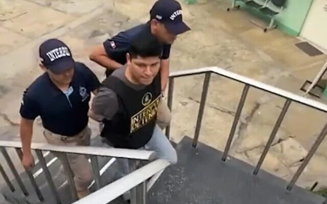 Cảnh sát Peru bắt giữ nghi phạm Eddie Manuel Nunez Santos hôm 28-9 với cáo buộc gửi hơn 150 thư đe dọa đánh bom tới Mỹ. Ảnh: CANAL 24 HORAS 384177582_643032057921686_4932890488459103271_n.png