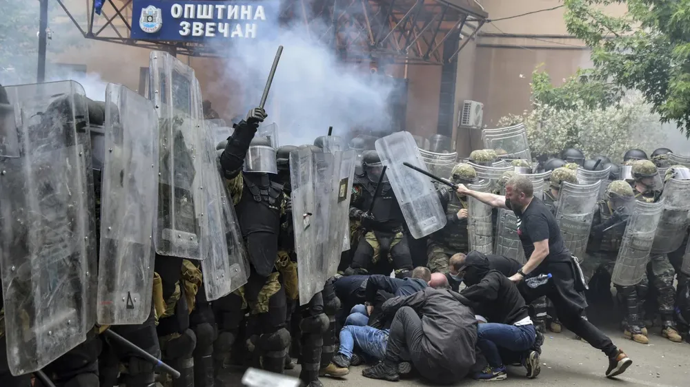 Đụng độ giữa người biểu tình ở phía bắc Kosovo với lực lượng gìn giữ hòa bình của NATO vào tháng 5. Ảnh: REUTERS 230530130236-02-kosovo-unrest-052923.jpg