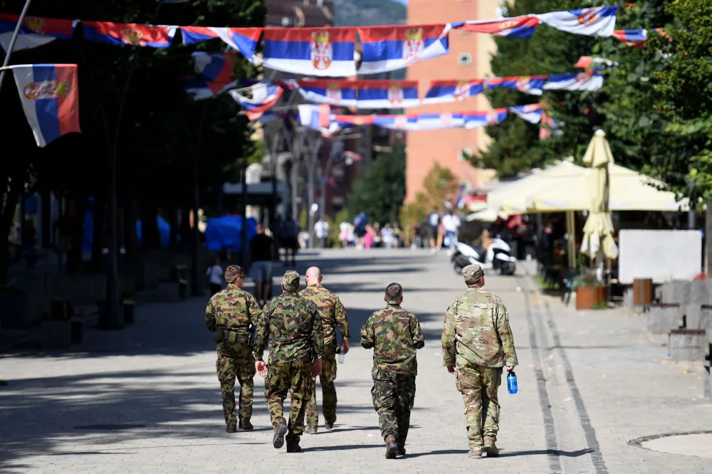 Lực lượng gìn giữ hòa bình của NATO ở TP Mitrovica (phía bắc Kosovo). Ảnh: AFP download (37).jpg